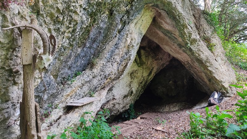 IMG_20250508_154924.jpg
L'entrée haute de la cueva de Campuvijo. Il existe deux autres petits accès contigüs (un seul sur la topo)
Fichier manquant
