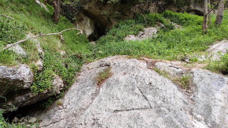 IMG_20250508_160049.jpg
Du haut vers le bas Cueva alta, cueva baja et source temporaire au premier plan. La source pérenne est encore plus bas
Fichier manquant