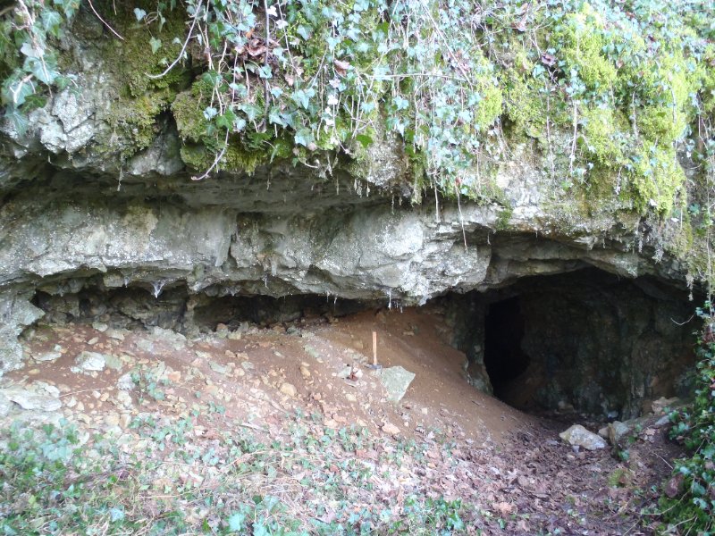 Entrée cavité A-B : élargissement minier d'un fantôme de roche.
Le dégagement de l'altérite du fantôme a été poursuivi jusqu'à sa limite dans le massif, puis un sondage vertical de 3 m de profondeur a été foré, dans l'espoir de trouver de l'eau ... Date des travaux inconnue. Echelle : manche de marteau géologique.
Fichier manquant