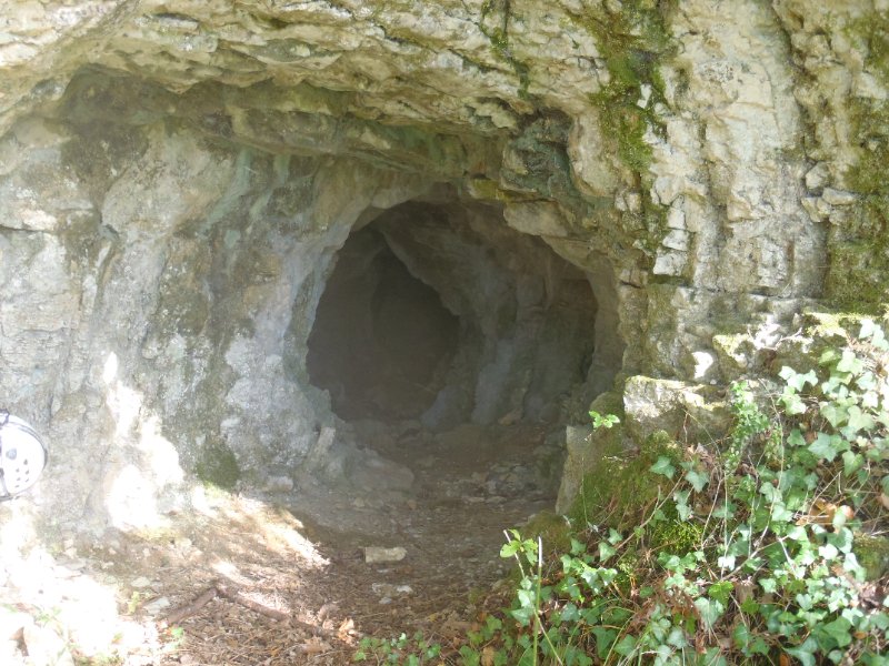 Entrée Père Guste
La cavité pourrait représenter l'exutoire fossile de la Grotte située sous le Chateau.
Fichier manquant