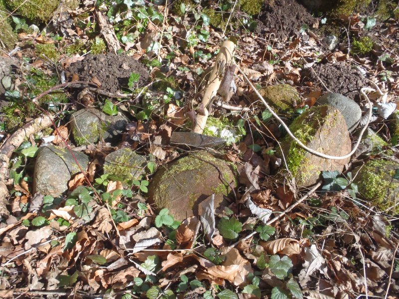 Bocs émoussés abandonnés devant le porche d'une des grottes.
Les blocs (granites, gneiss, dolomie compacte) ne sont pas accompagnés de dépôts allochtones plus fins, ce qui fait penser à un usage minier.
Fichier manquant