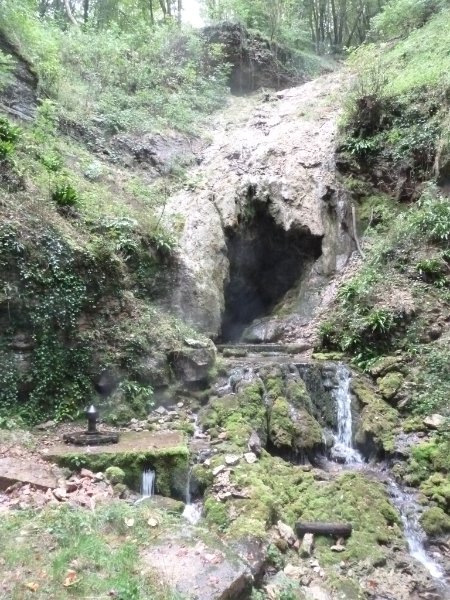 Fontaine de la Roche aux Fées (Antheuil)
Exsurgence à l'étiage (le porche n'est pas encore clôturé). On peut voir, à gauche, la tête de la chambre de captage A.E.P., ainsi que les importants dépôts de tufs déposés par les écoulements provanant du talweg surplombant la cavité. Le ruisseau sortant de l'exsurgence est appelé Fichier manquant
