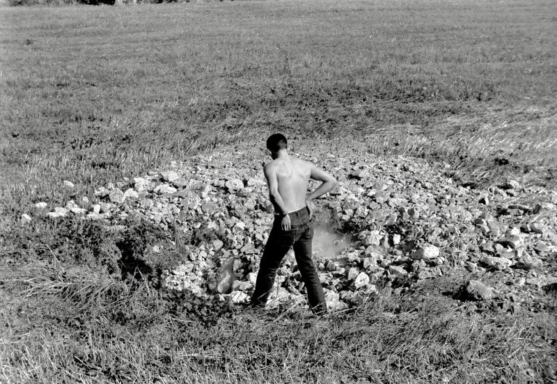 Point de sortie de l'eau après la crue du 1° octobre 1965
Depuis cette photo, le griffon a été déblayé, donnant accès à un puits conduisant à la rivière (quasiment pas de progression dans celle-ci à l'époque, du fait du siphon). La partie creusée dans les alluvions de fond de combe a été busée par la section de Plombières du Spéléo-Club de Dijon, et cette buse est encore en place, munie d'un couvercle.
Fichier manquant