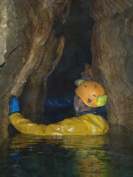 Roche-Chèvre (passage de la section semi-noyée proche de l'entrée)
Sujet (en jaune) : F. Guilloré.
Fichier manquant