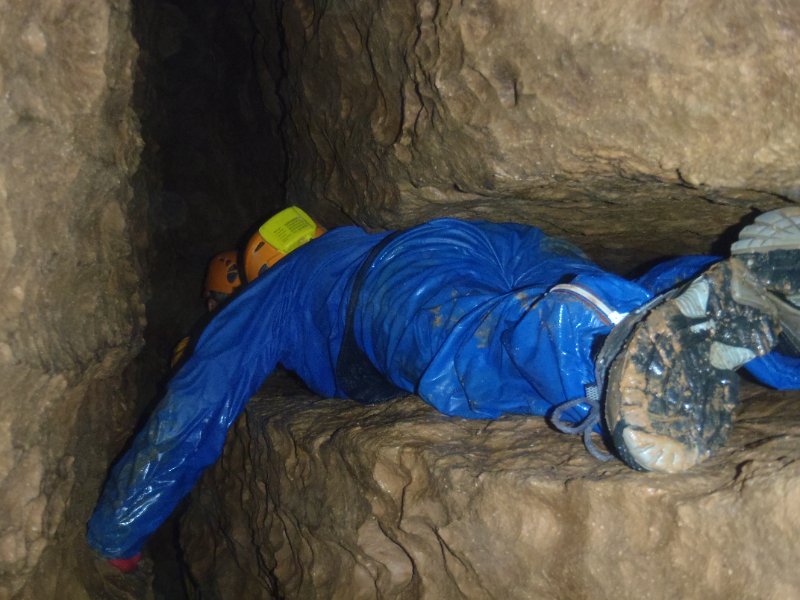 Roche-Chèvre (passage étroit à mi-parcours)
Unique passage étroit (en dehors du laminoir d'entrée de la cavité, long de presque 100 mètres).
Fichier manquant