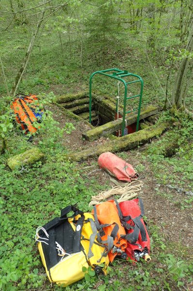 Aspect de l'entrée dans les années 2000.
Préparation d'une descente vers la rivière.
Fichier manquant