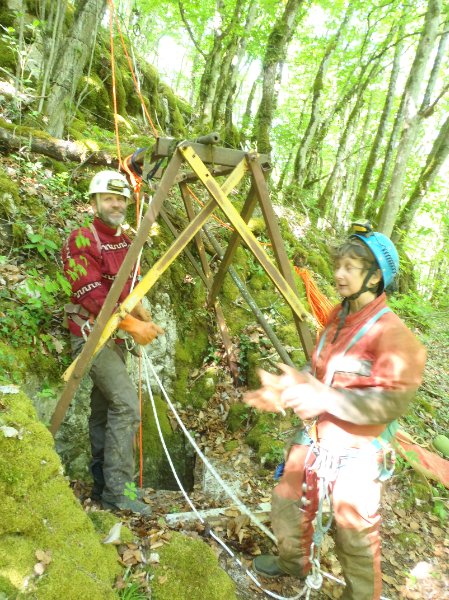 Vue de l'entrée
Entrée équipée d'une chèvre lors de la prise de vue. L'orifice est équipé d'une plaque métallique de protection.
Fichier manquant