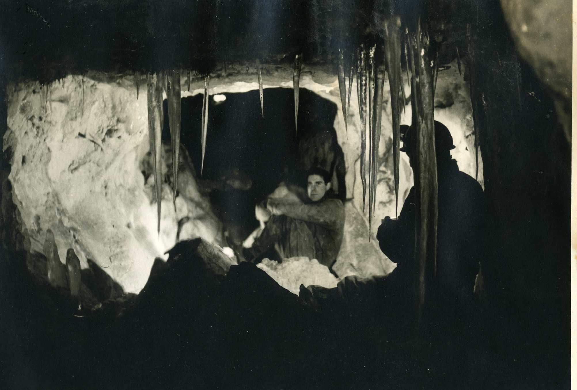 Galerie basse de la Combe Chaignay (hiver 1974-75)
Le courant d'air entre les entrées sup et basse favorise la formation de belles concrétions de glace dans la galerie inférieure. Personnage (de face : Alain PÏLLET (S.C.D.)
Fichier manquant